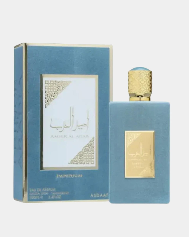 Eau de parfum Ameer Al Arab Imperium Asdaaf 100 ml, flacon bleu ciel velouté à plaque et bouchon dorés ciselés, présenté avec son étui assorti