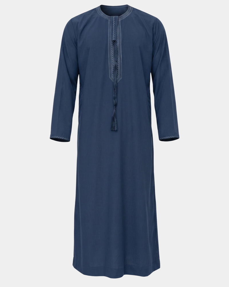 Qamis émirati bleu marine Al Rezam vue de face, col rond brodé et tarbousha