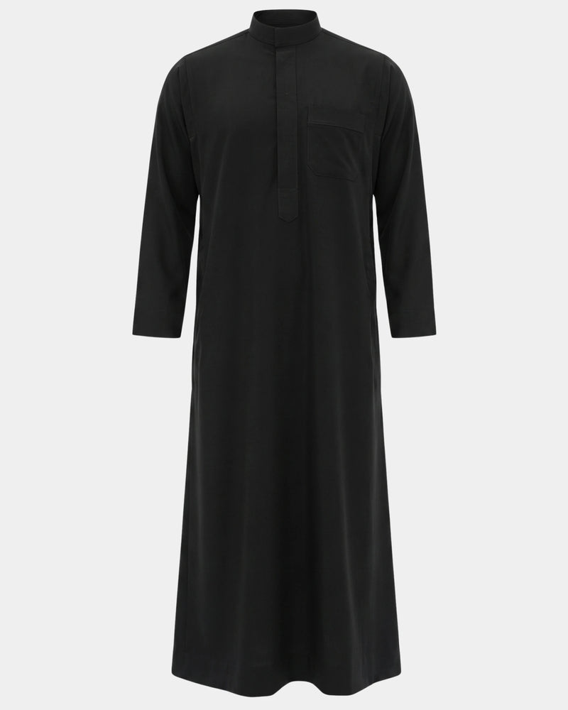 Qamis saoudien noir Al Rezam vue de face, coupe droite avec col mao et poche poitrine