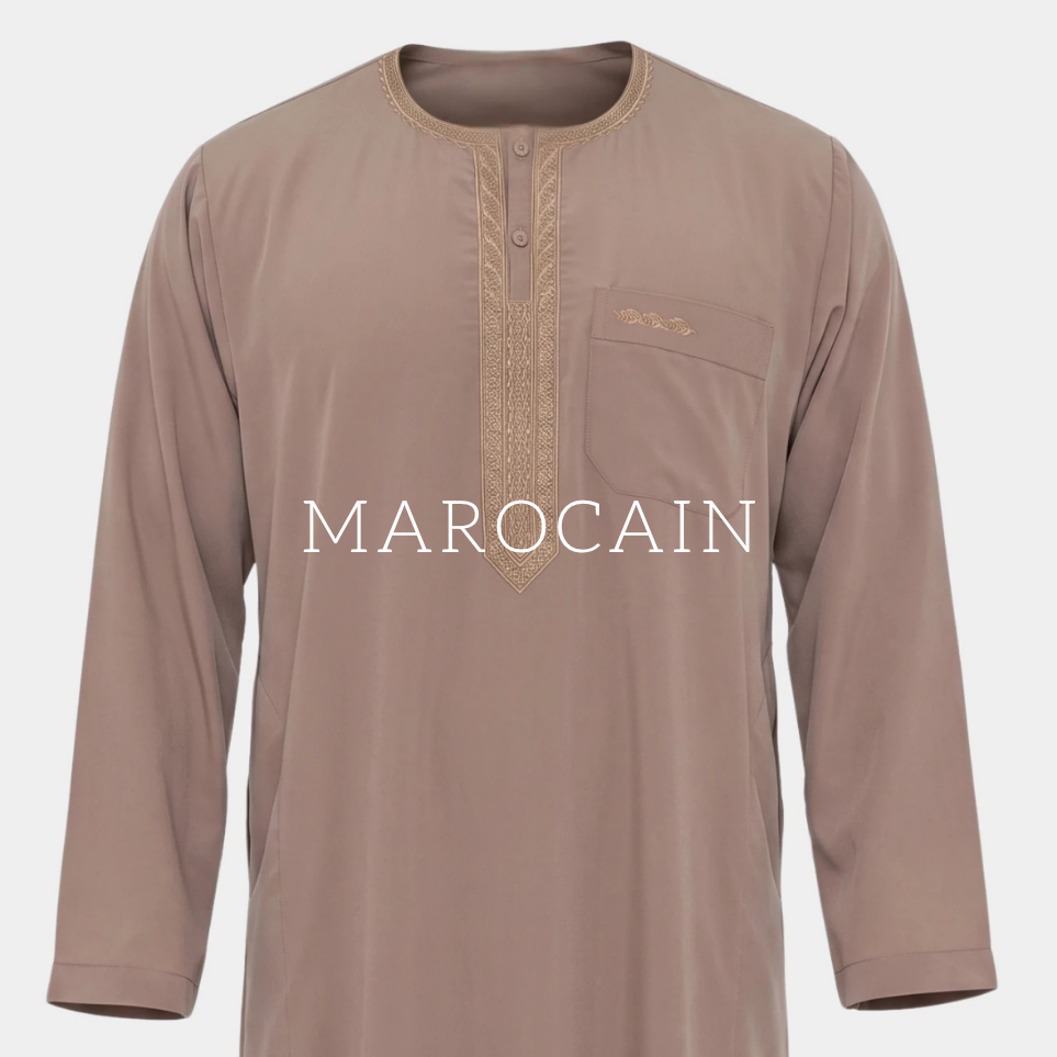 Collection qamis marocain Al Rezam : qamis taupe à col rond, plastron brodé beige et poche poitrine ornée