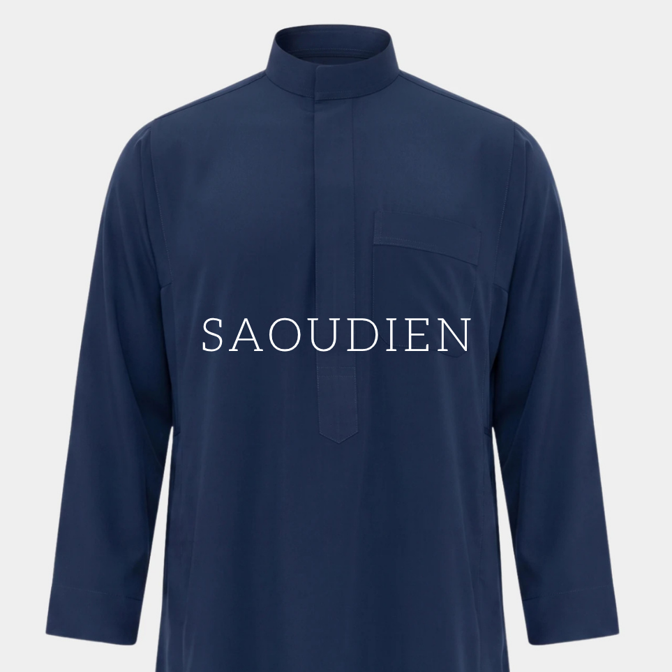 Collection qamis saoudien Al Rezam : qamis bleu marine à col officier montant, patte de boutonnage et poche poitrine