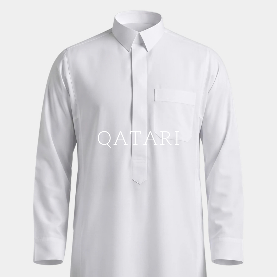 Collection qamis qatari Al Rezam : qamis blanc à col chemise pointu et poche poitrine