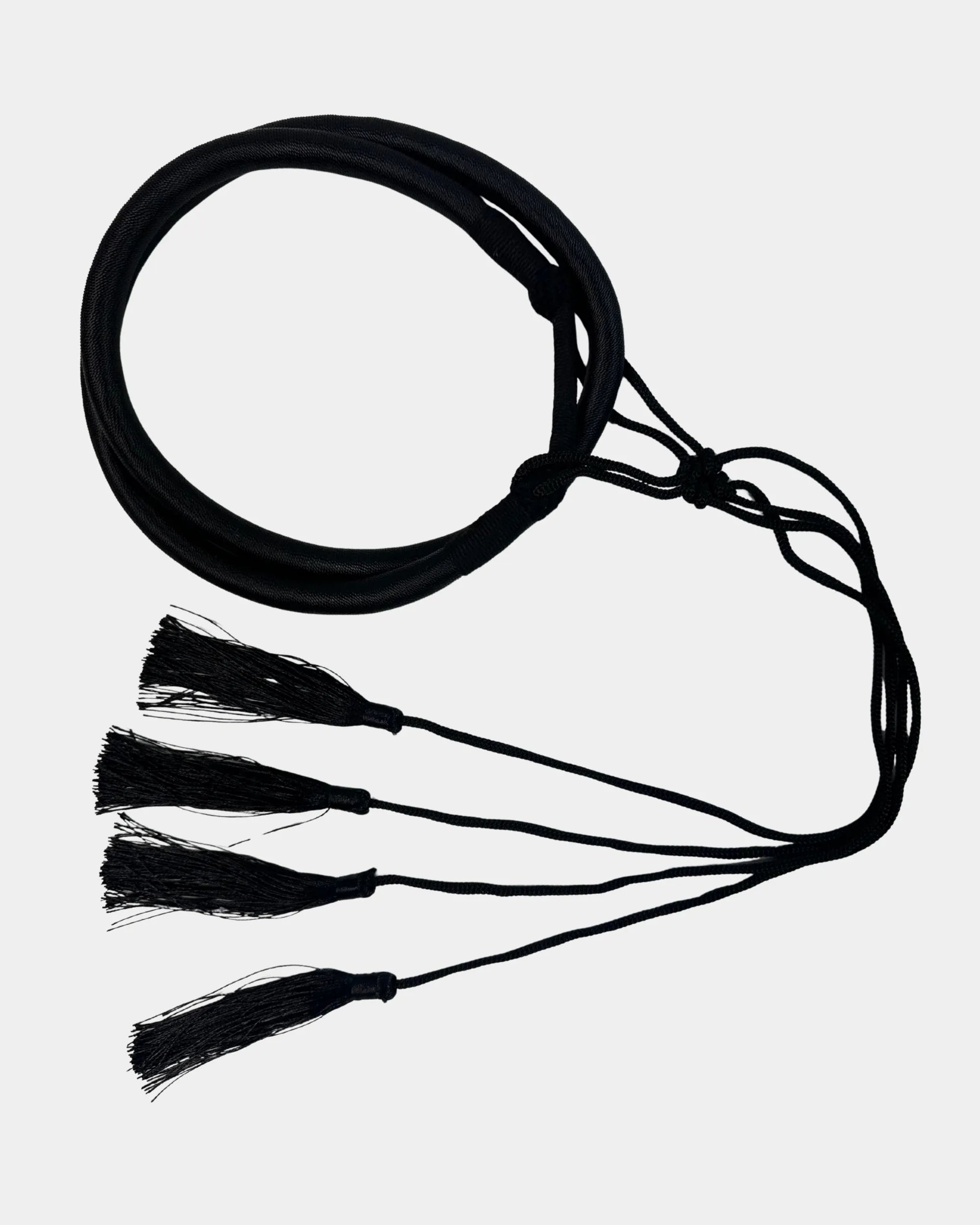 "Agal noir déroulé montrant les pompons de fixation
