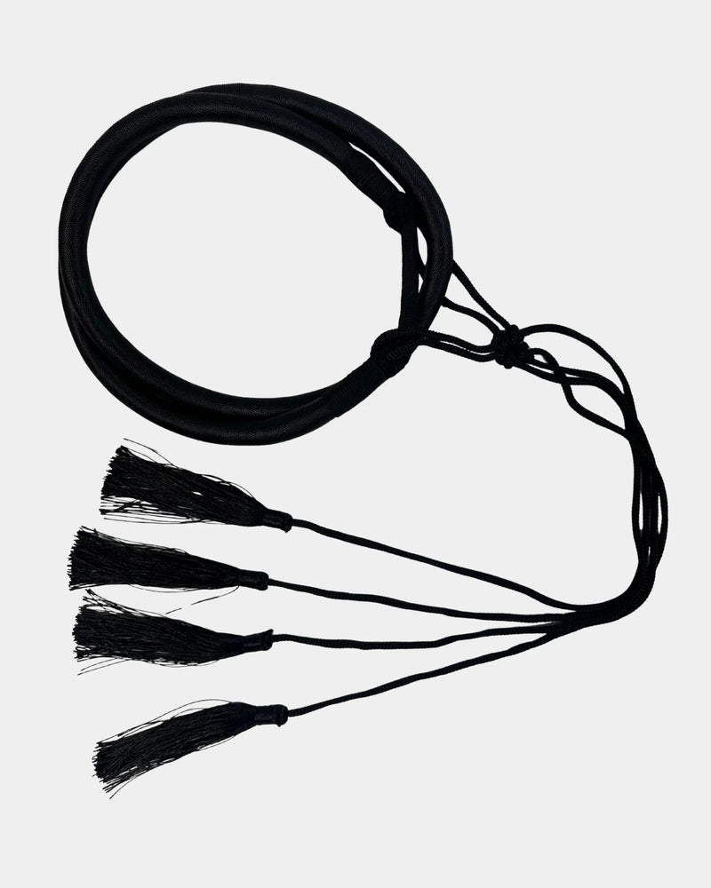 "Agal noir déroulé montrant les pompons de fixation