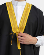 Détail broderie dorée du col du bisht noir avec cordon de fermeture