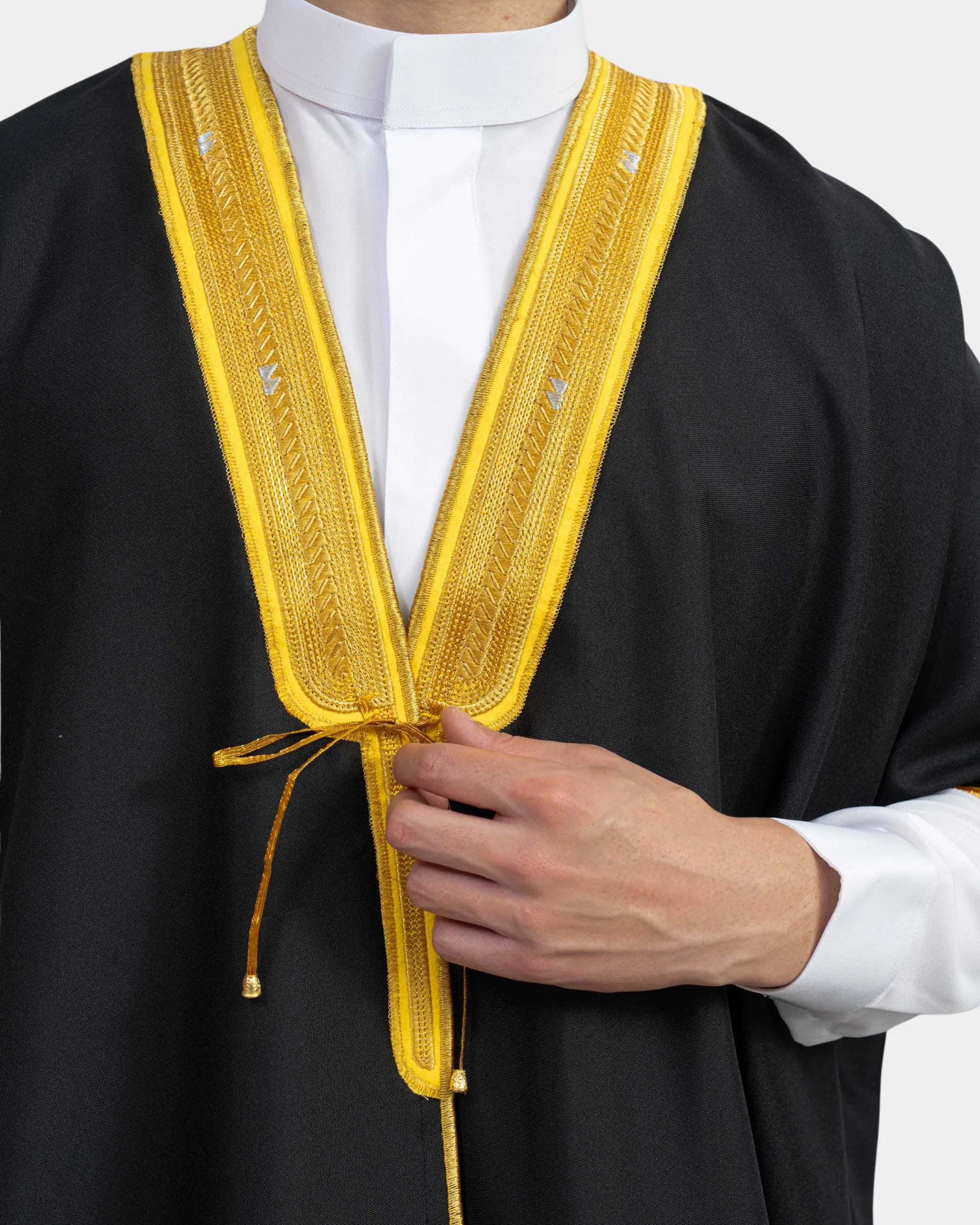 Détail broderie dorée du col du bisht noir avec cordon de fermeture