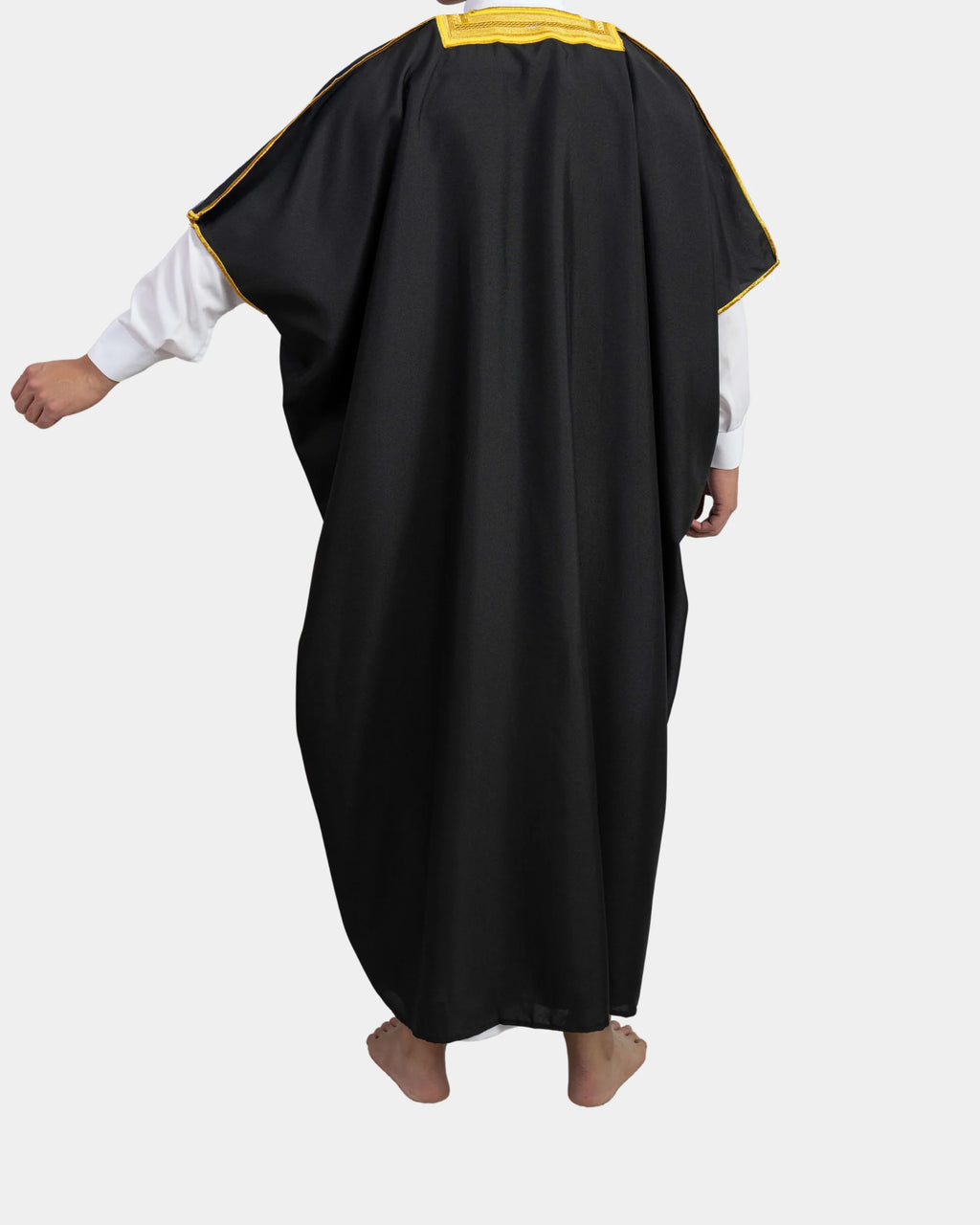 Bisht noir porté, vue de dos, liseré doré aux épaules