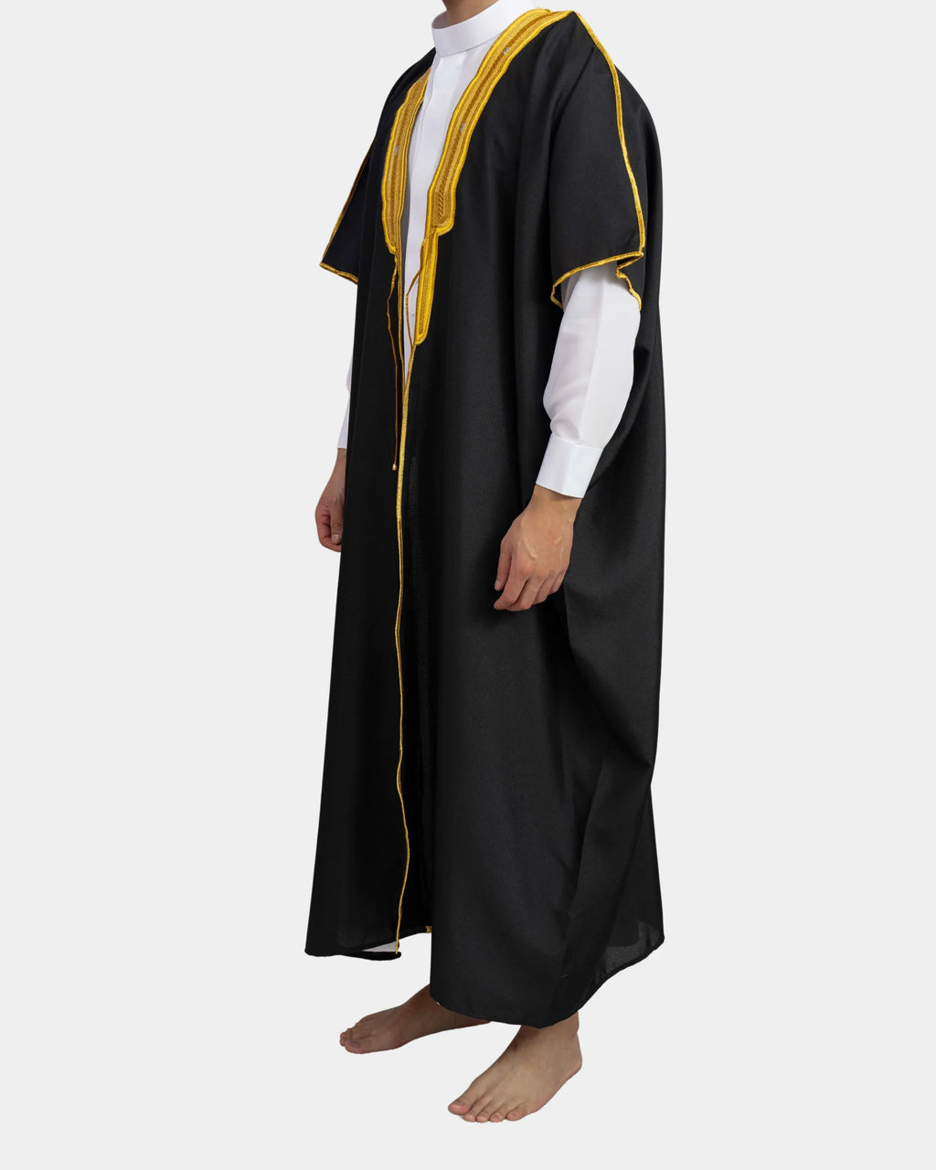 Bisht noir porté, liseré doré, vue de profil sur qamis blanc