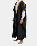 Bisht noir porté, liseré doré, vue de profil sur qamis blanc
