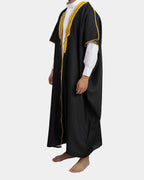 Bisht noir porté, liseré doré, vue de profil sur qamis blanc