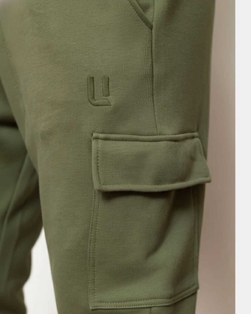 Détail poche cargo à rabat et logo brodé du cargo sarouel kaki