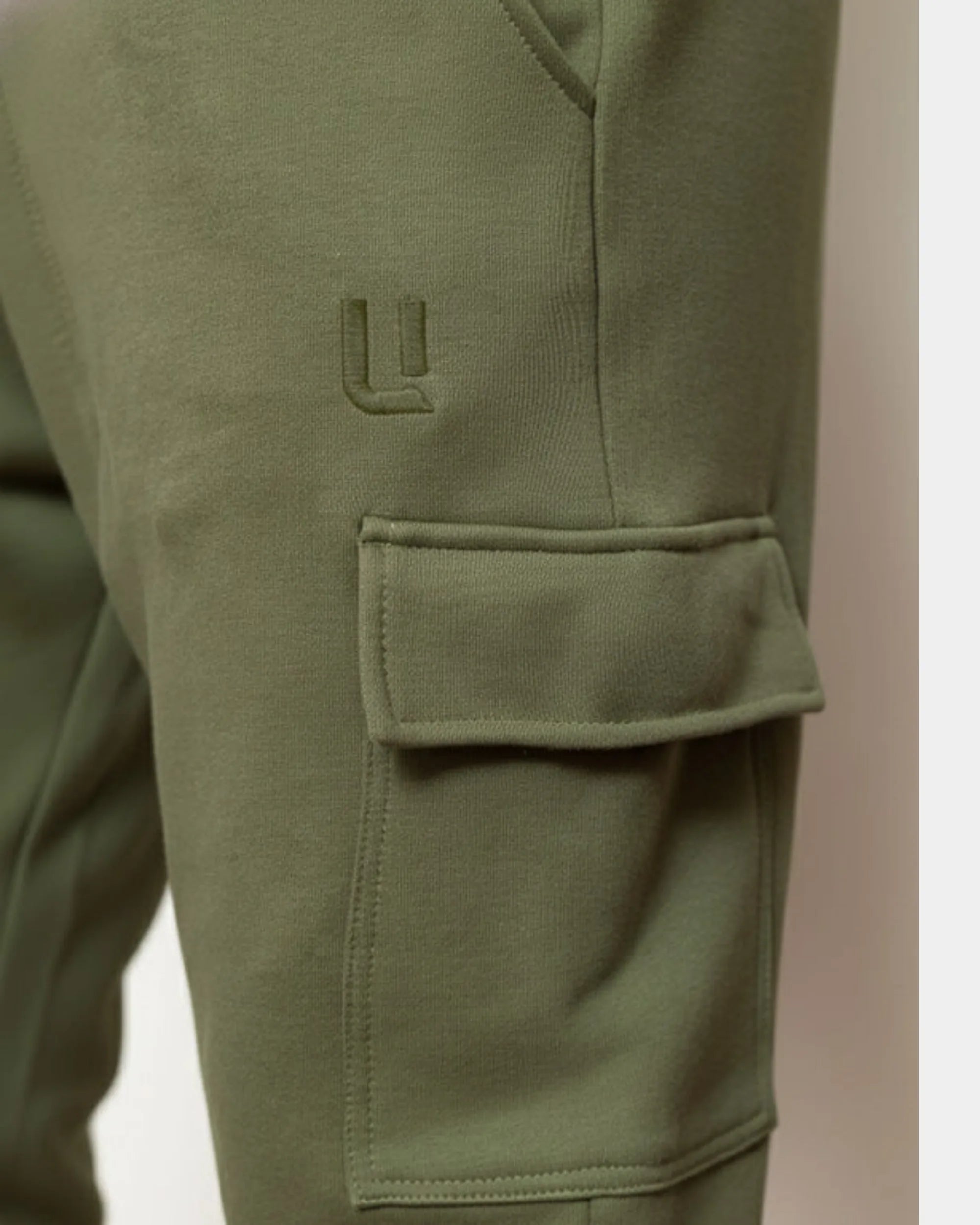 Détail poche cargo à rabat et logo brodé du cargo sarouel kaki