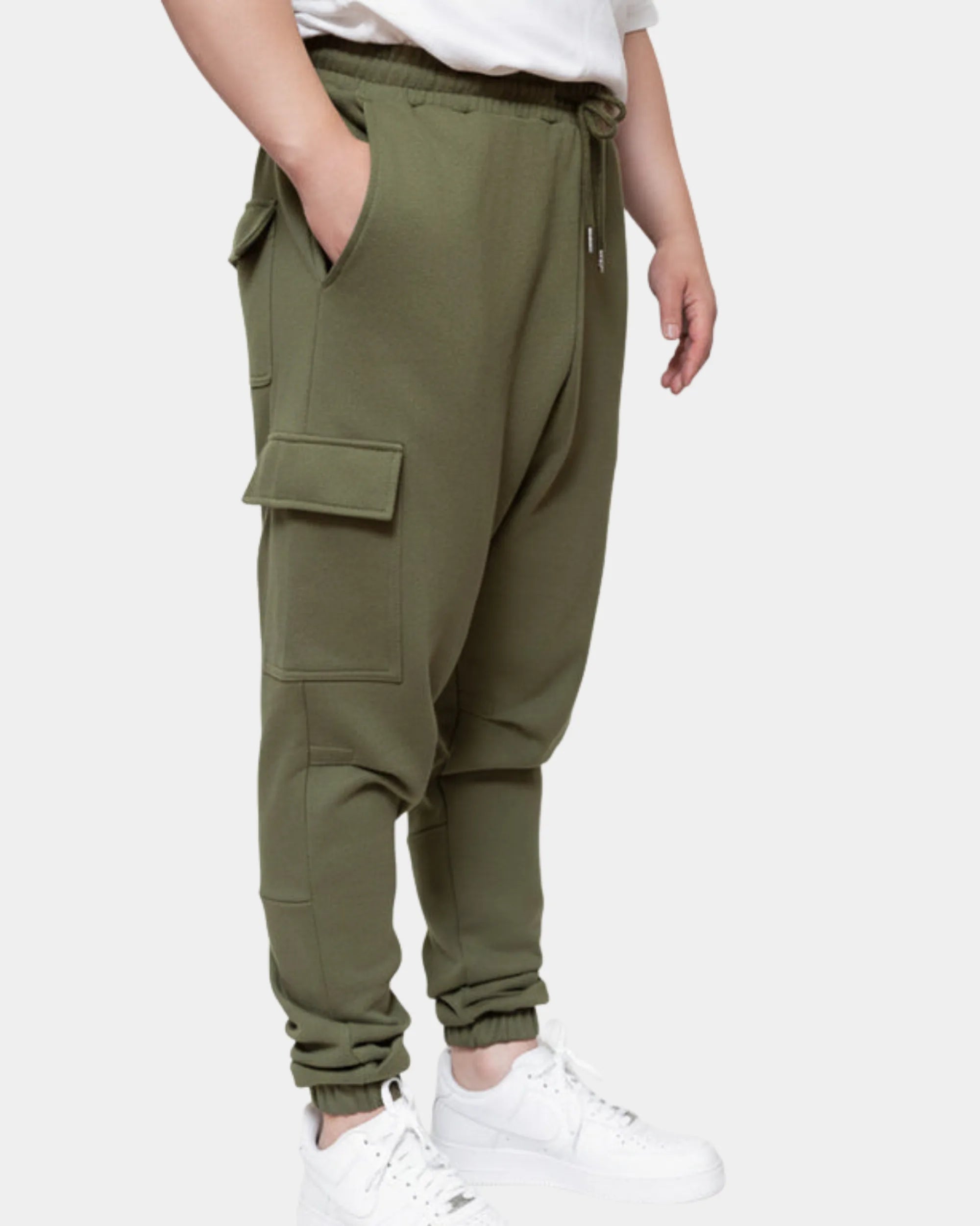 Cargo sarouel kaki porté, vue de profil, poche cargo sur la cuisse