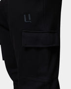 Détail poche cargo à rabat et logo brodé du cargo sarouel noir