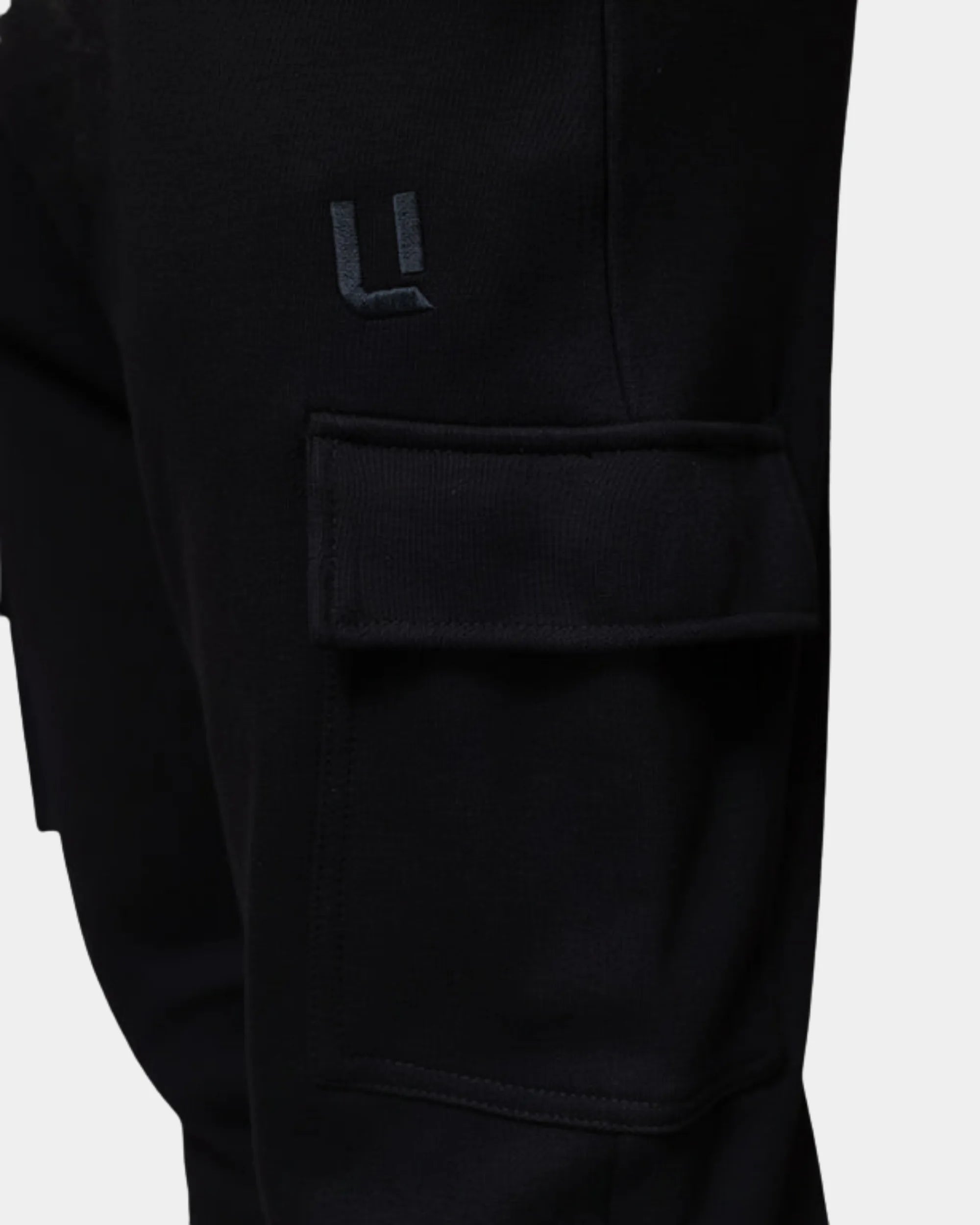 Détail poche cargo à rabat et logo brodé du cargo sarouel noir