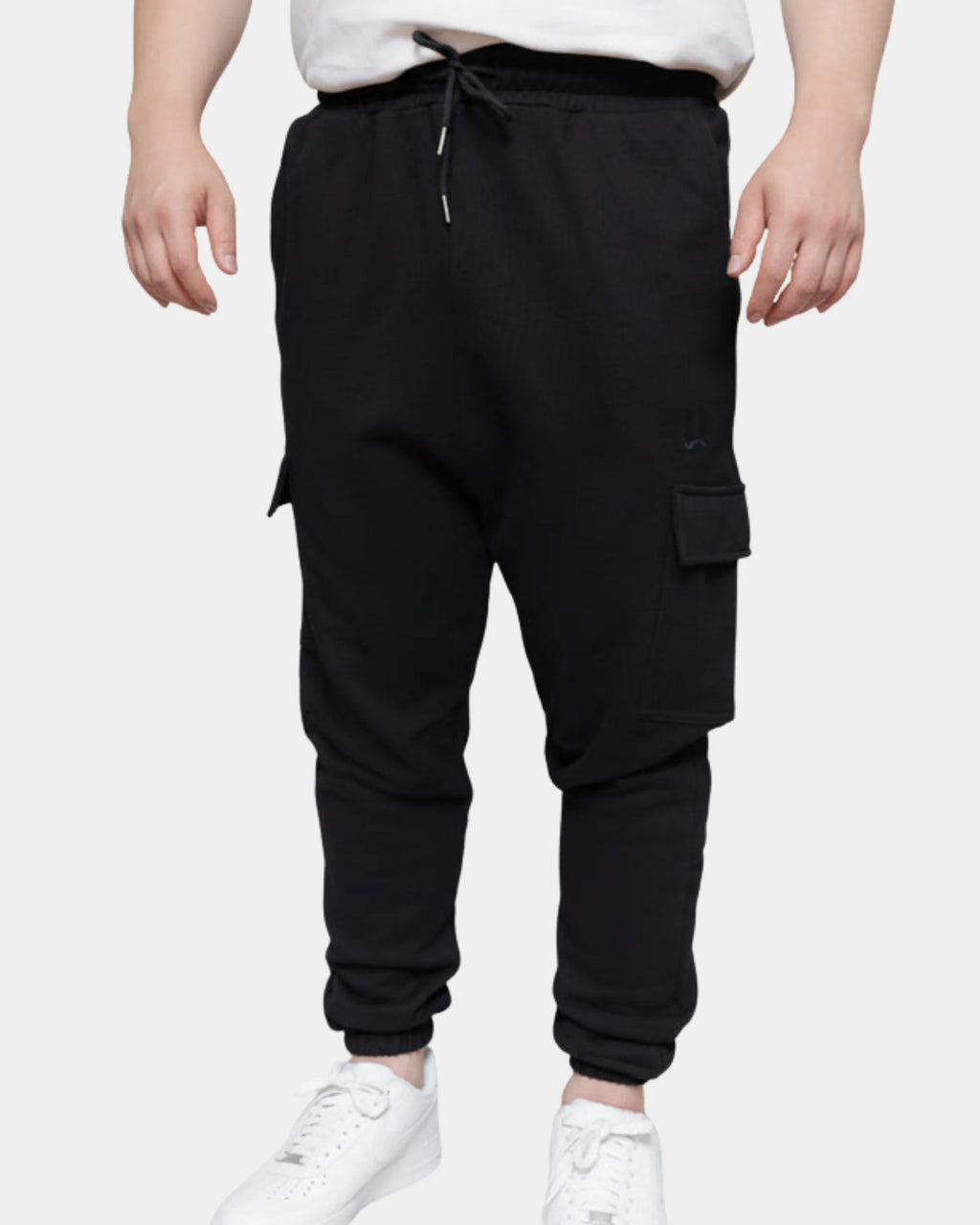 Cargo sarouel noir porté, coupe sarouel, poche cargo à rabat sur la cuisse