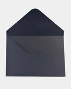 Enveloppe noire ouverte en papier mat épais, format paysage, destinée à la carte de vœux