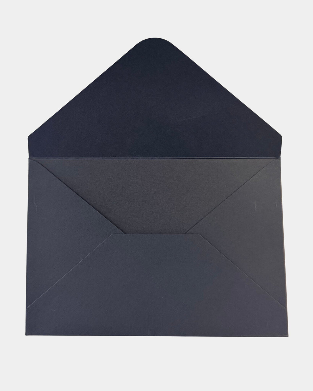 Enveloppe noire ouverte en papier mat épais, format paysage, destinée à la carte de vœux