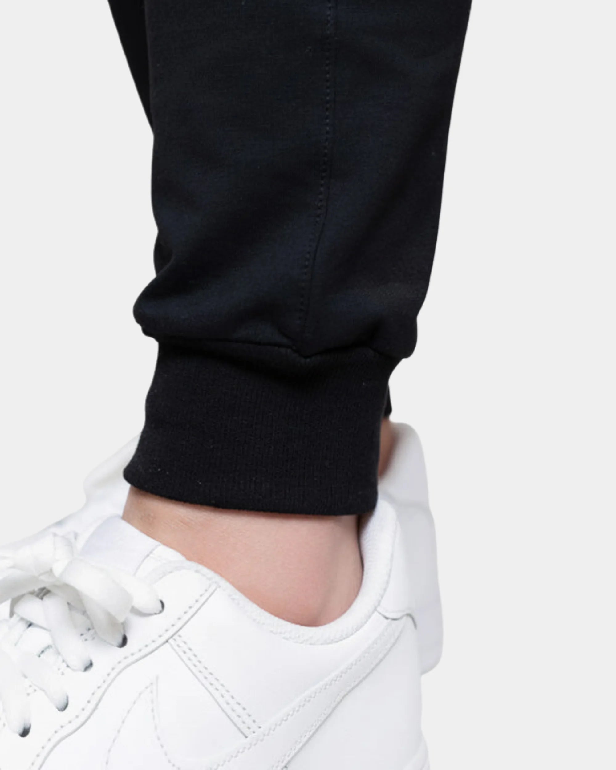 Détail bas de jambe côtelé du jogging sarouel noir