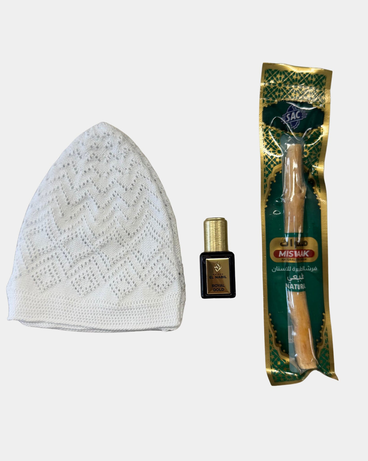 Kit de prière composé d'un bonnet de prière blanc en maille ajourée, d'un flacon de musc sans alcool Royal Gold Maison El Nabil et d'un bâton de siwak naturel sous blister