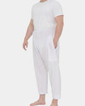 Pantalon blanc de qamis en coton, vue de côté, porté par un modèle