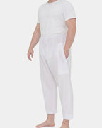 Pantalon blanc de qamis en coton, vue de côté, porté par un modèle