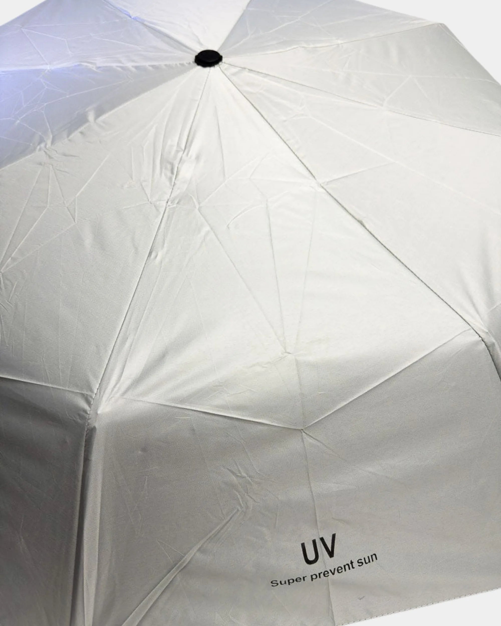 Parapluie anti-UV ouvert montrant les baleines et l'armature
