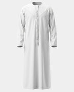 Qamis Dubaï blanc Al Rezam vu de face — col rond, empiècement surpiqué en V et gland tarbousha tressé