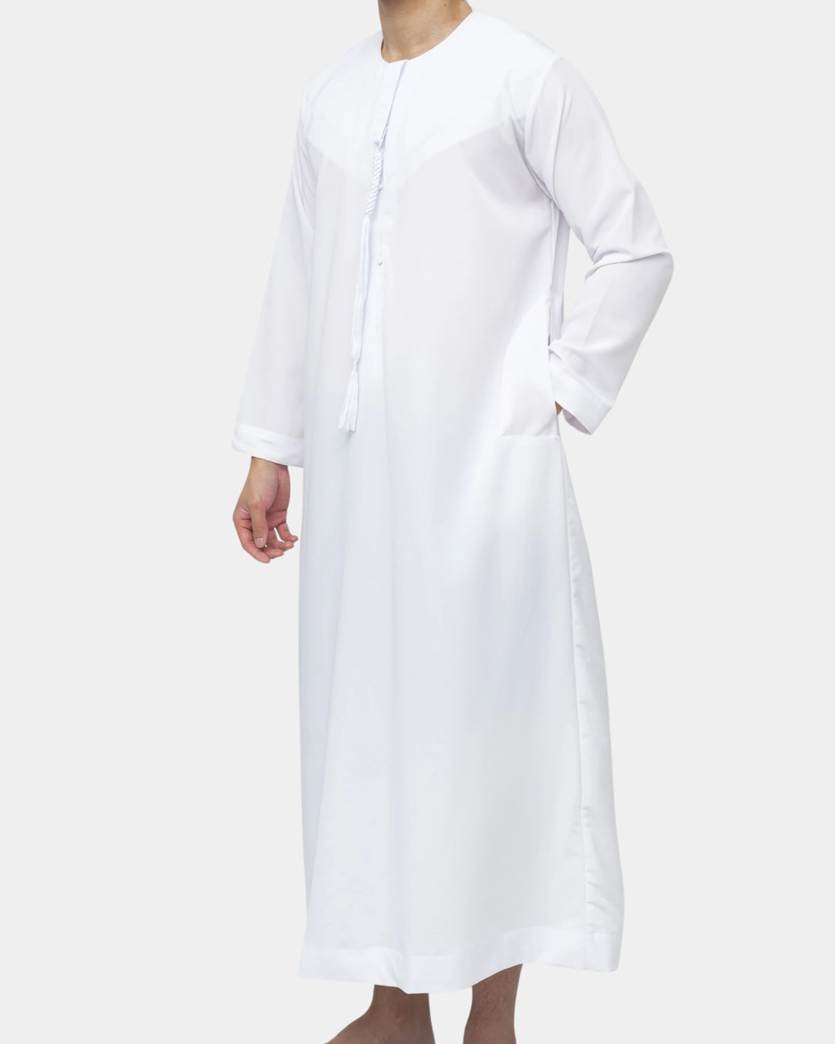 Qamis Dubaï blanc Al Rezam porté de profil — coupe droite fluide et gland tarbousha au col