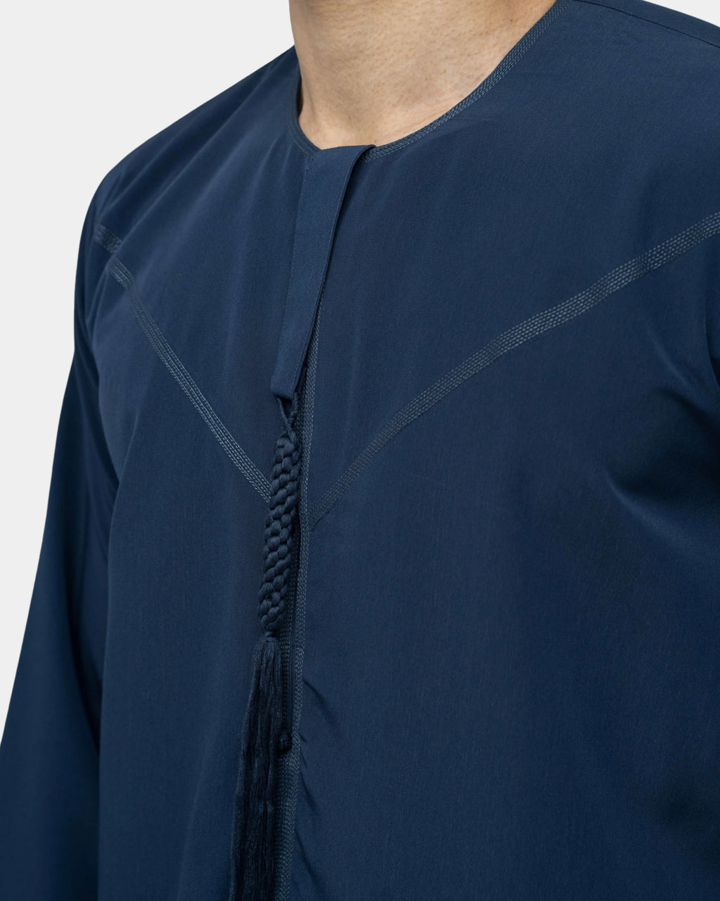 Détail du col rond et du gland tarbousha tressé du qamis Dubaï bleu marine Al Rezam