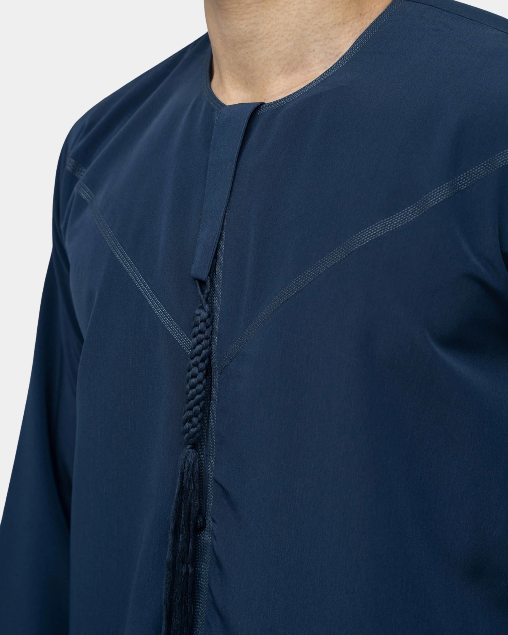 Détail du col rond et du gland tarbousha tressé du qamis Dubaï bleu marine Al Rezam