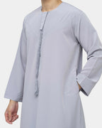 Détail du col rond et tarbousha tressé du qamis Dubaï gris Al Rezam