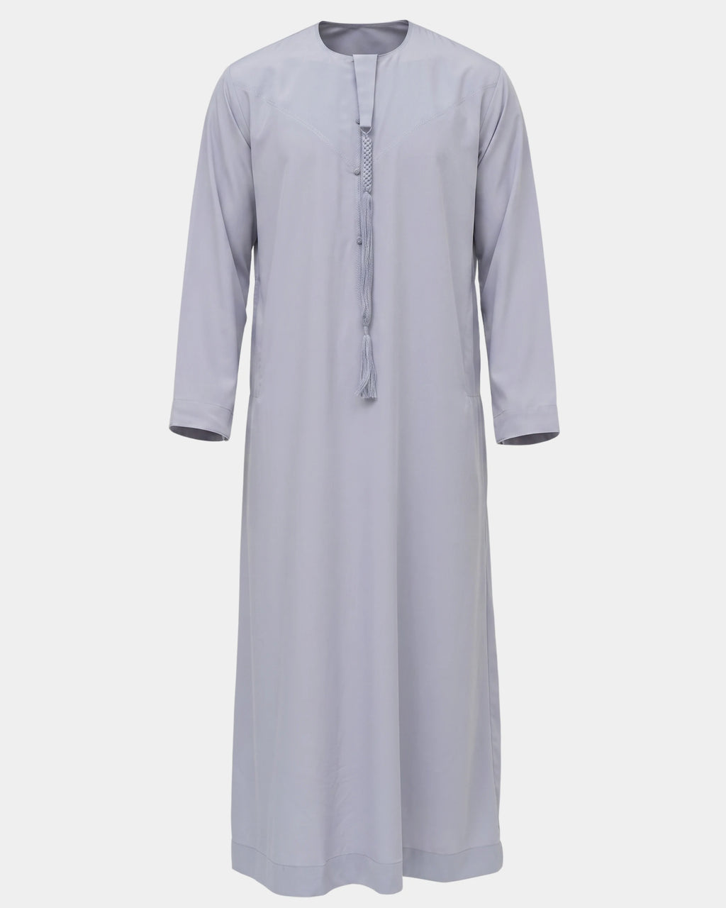Qamis Dubaï gris Al Rezam vu de face — col rond, empiècement surpiqué en V et gland tarbousha tressé