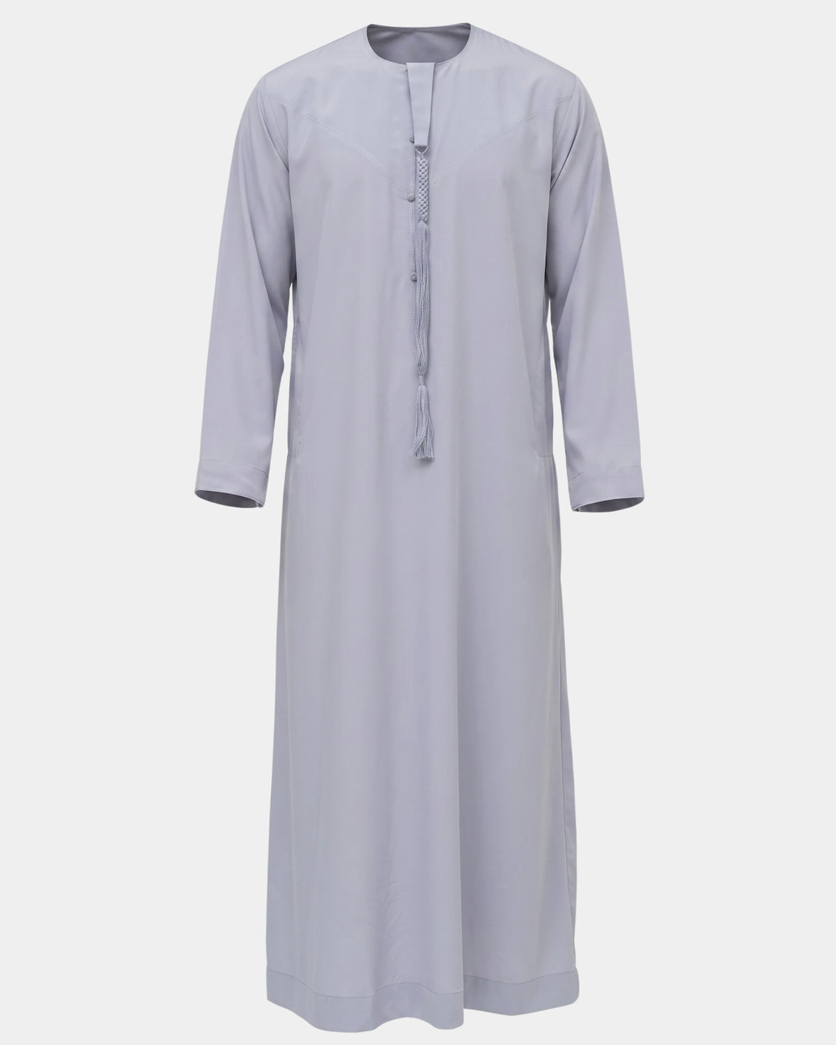 Qamis Dubaï gris Al Rezam vu de face — col rond, empiècement surpiqué en V et gland tarbousha tressé