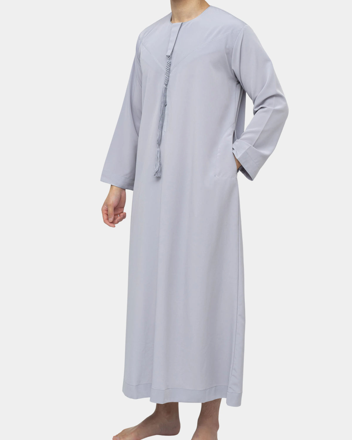 Qamis Dubaï gris Al Rezam porté de profil — coupe droite fluide et gland tarbousha au col