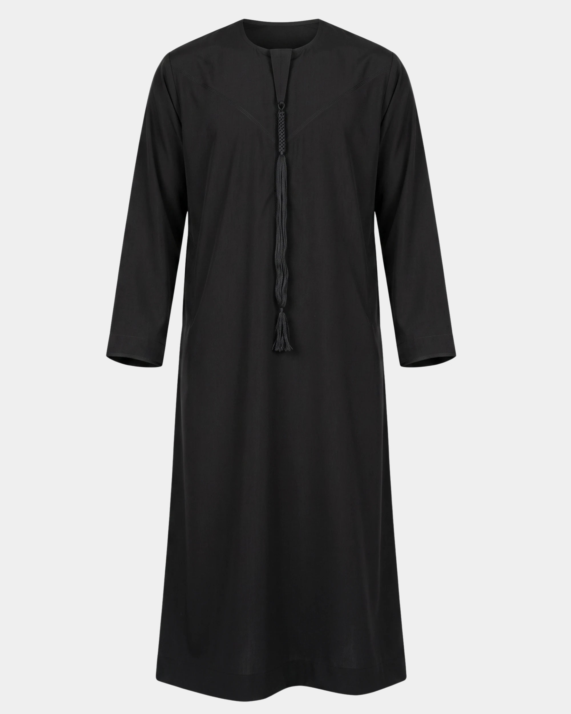 Qamis Dubaï noir Al Rezam vu de face — col rond, empiècement surpiqué en V et tarbousha tressé