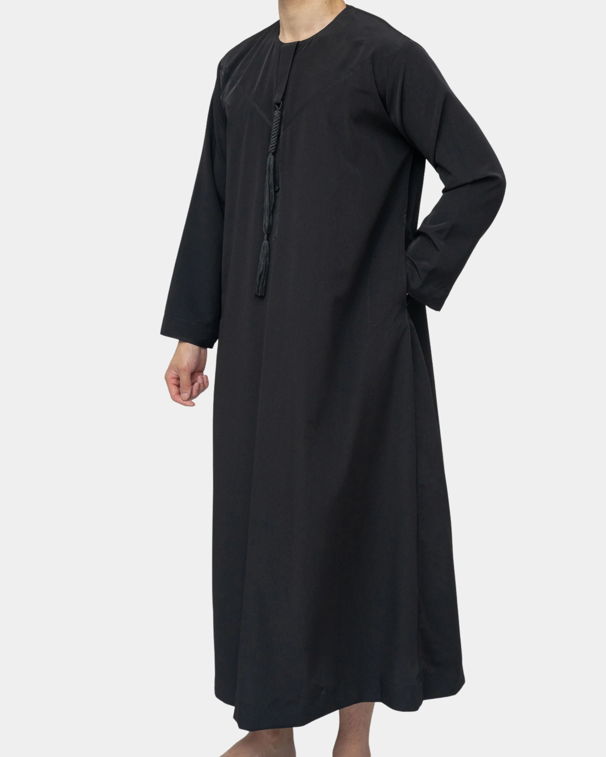 Détail du col rond et tarbousha tressé du qamis Dubaï noir Al Rezam
