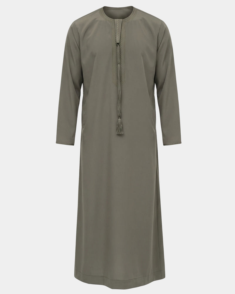 Qamis émirati kaki Al Rezam vue de face, col rond brodé et tarbousha