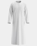 Qamis marocain blanc Al Rezam vu de face — col rond brodé, plastron brodé sur le buste et poche poitrine assortie
