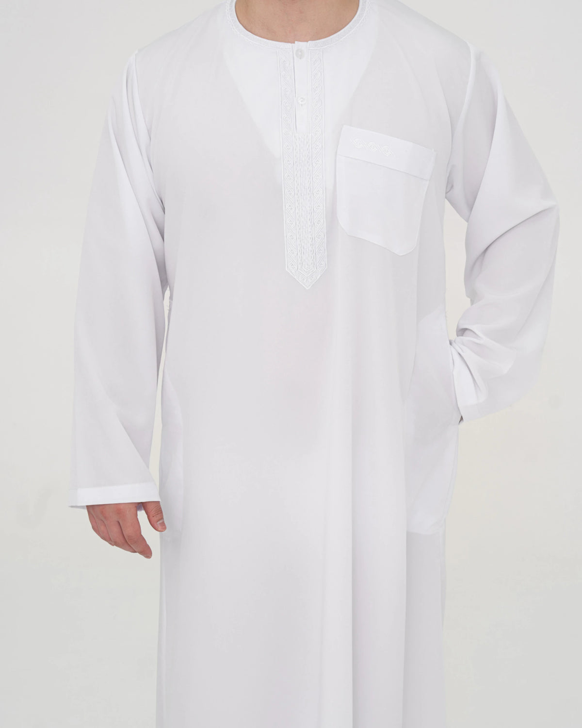 Qamis marocain blanc Al Rezam porté de face — coupe droite fluide, plastron brodé ton sur ton sur le buste