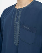 Détail du col rond brodé et du plastron brodé sur le buste du qamis marocain bleu marine Al Rezam