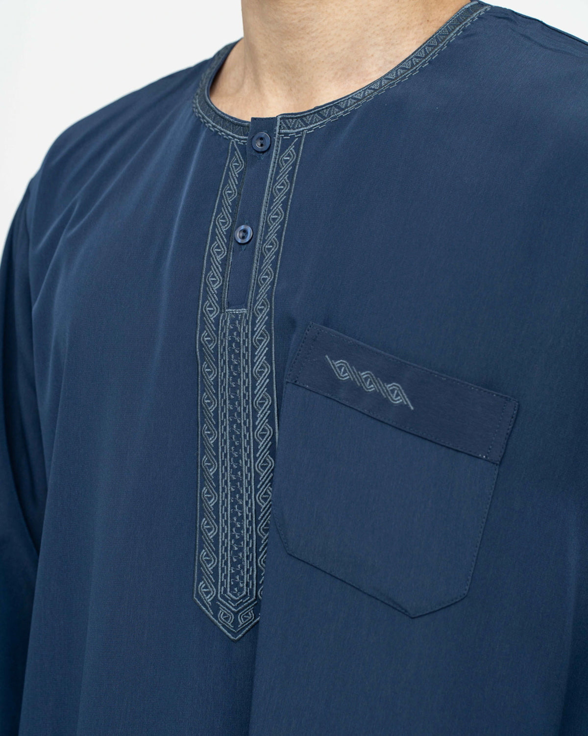 Détail du col rond brodé et du plastron brodé sur le buste du qamis marocain bleu marine Al Rezam