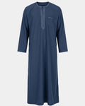 Qamis marocain bleu marine Al Rezam vu de face — col rond brodé, plastron brodé sur le buste et poche poitrine assortie