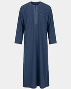 Qamis marocain bleu marine Al Rezam vu de face — col rond brodé, plastron brodé sur le buste et poche poitrine assortie