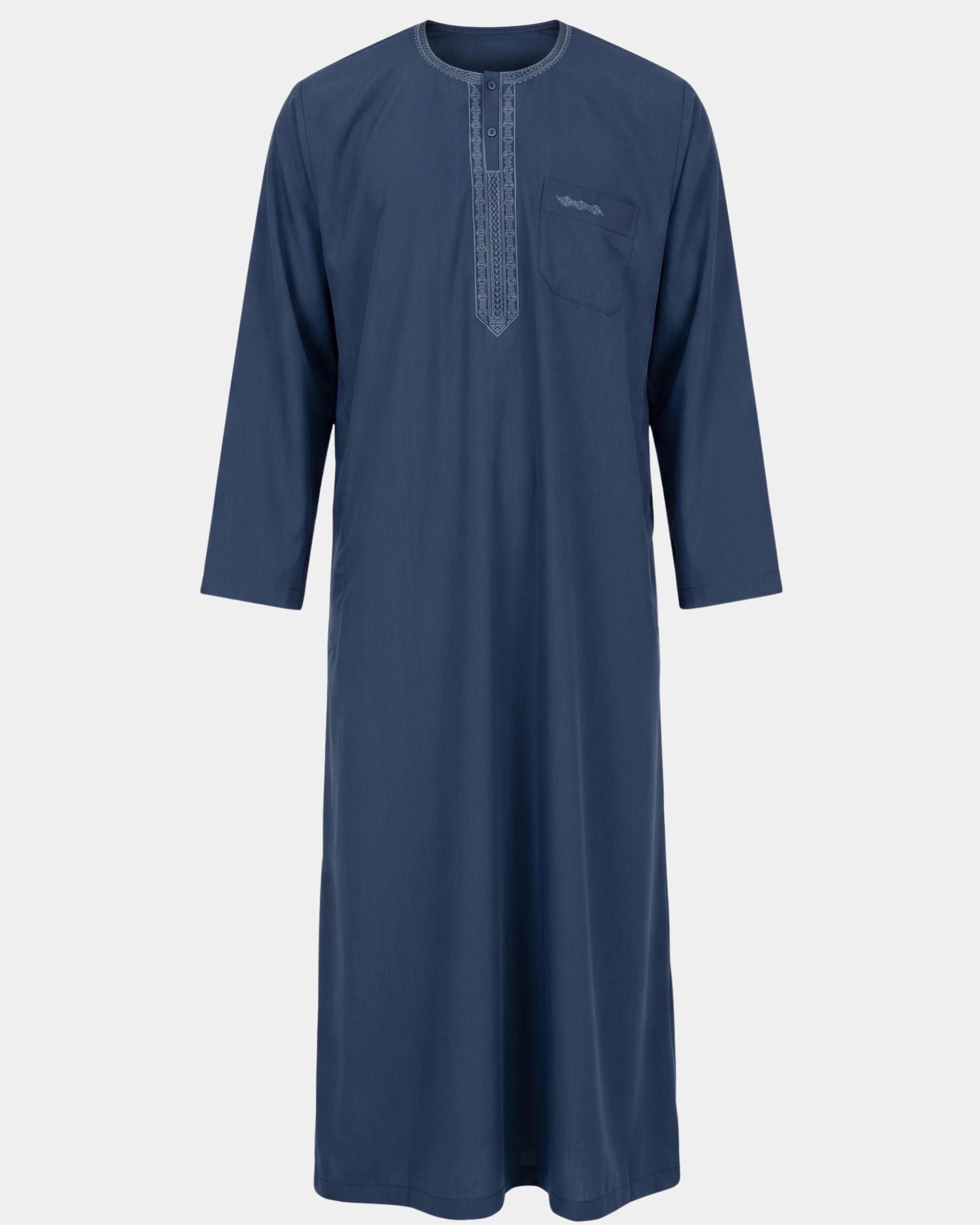 Qamis marocain bleu marine Al Rezam vu de face — col rond brodé, plastron brodé sur le buste et poche poitrine assortie