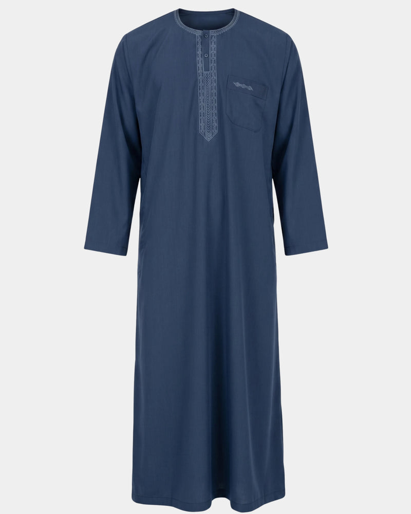 Qamis marocain bleu marine Al Rezam vu de face — col rond brodé, plastron brodé sur le buste et poche poitrine assortie