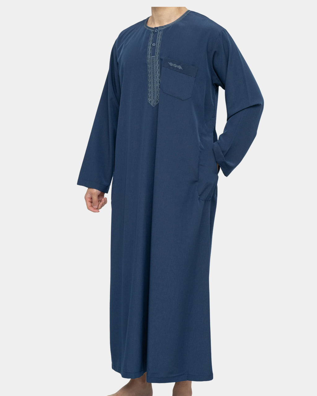 Qamis marocain bleu marine Al Rezam porté de profil — tombé fluide, poches latérales et col rond brodé