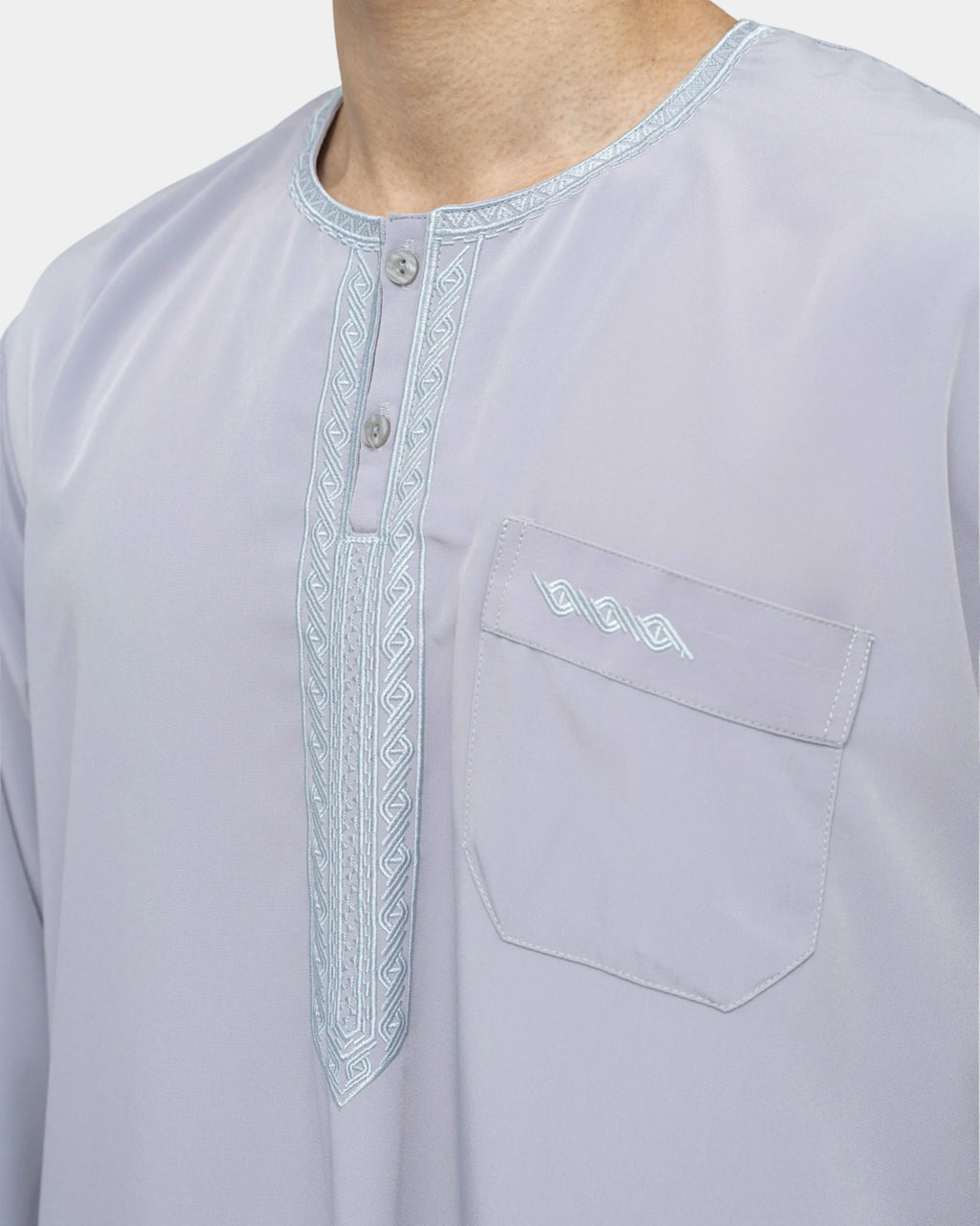 Détail du col rond brodé et du plastron brodé sur le buste du qamis marocain gris Al Rezam