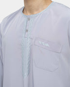 Détail du col rond brodé et du plastron brodé sur le buste du qamis marocain gris Al Rezam