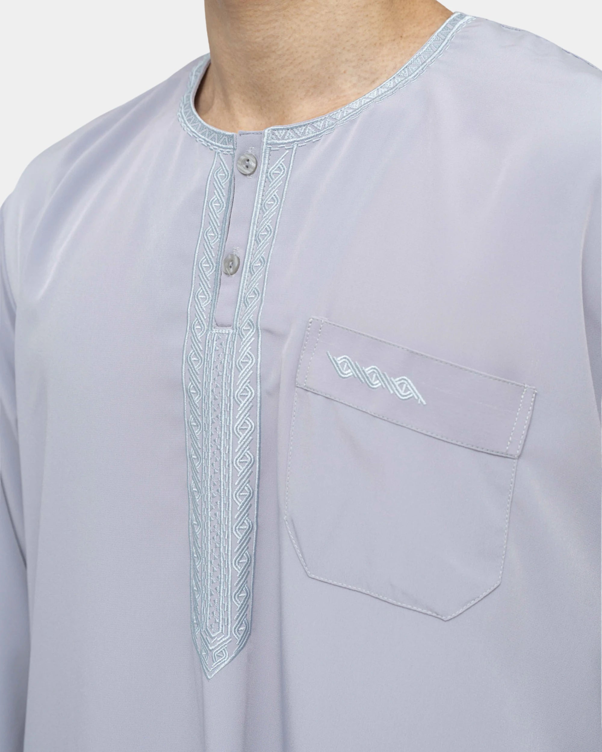 Détail du col rond brodé et du plastron brodé sur le buste du qamis marocain gris Al Rezam
